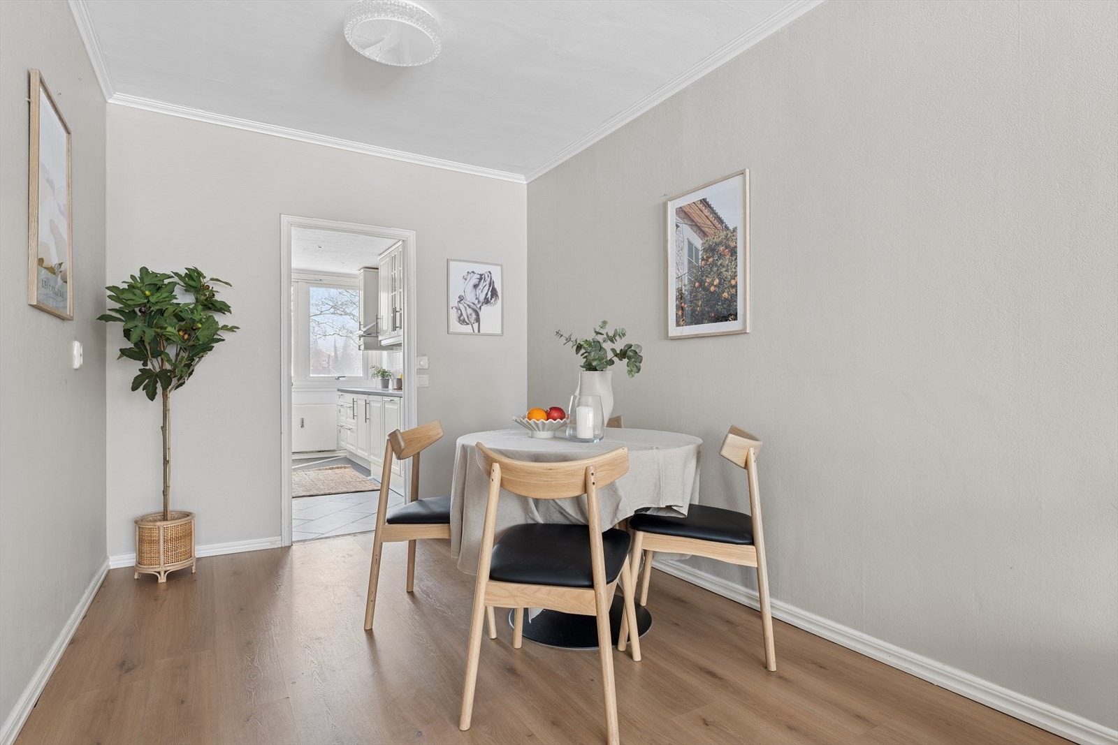 Spiseplassen er praktisk plassert ved kjøkkenet, ideelt for både hverdagsmåltider og sosiale sammenkomster. Galleribilde