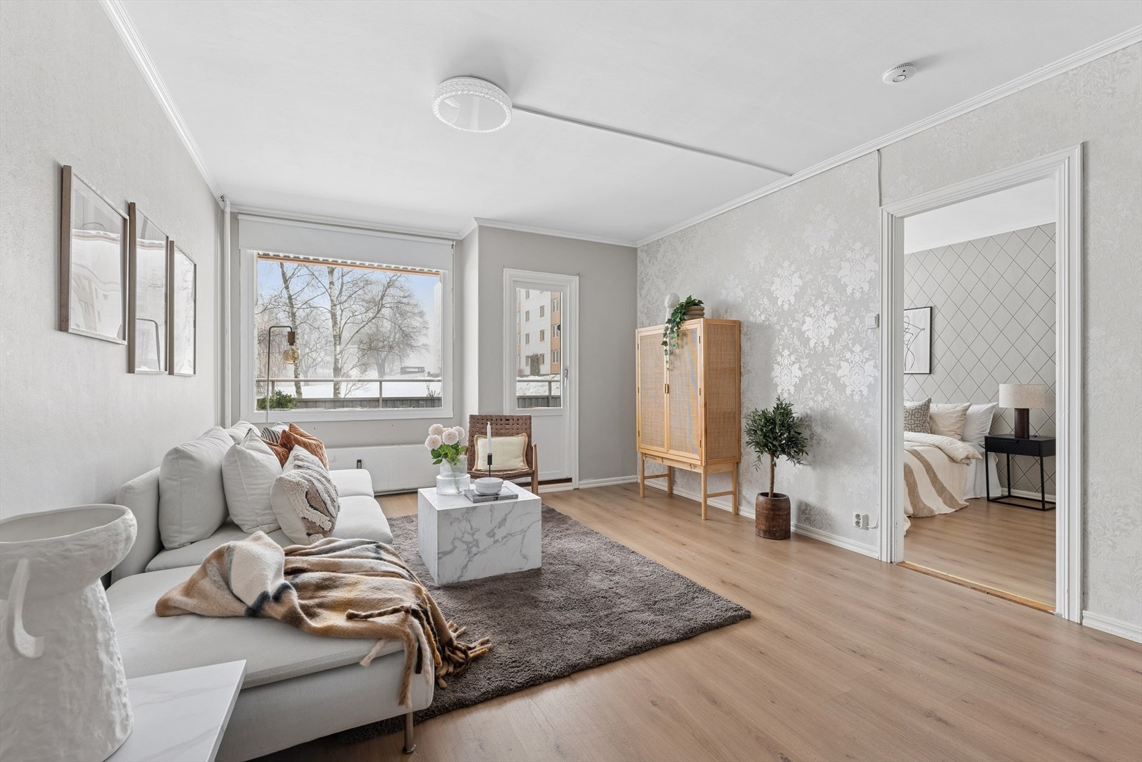 Innbydende og luftig stue med gode lysflater er det som venter Galleribilde