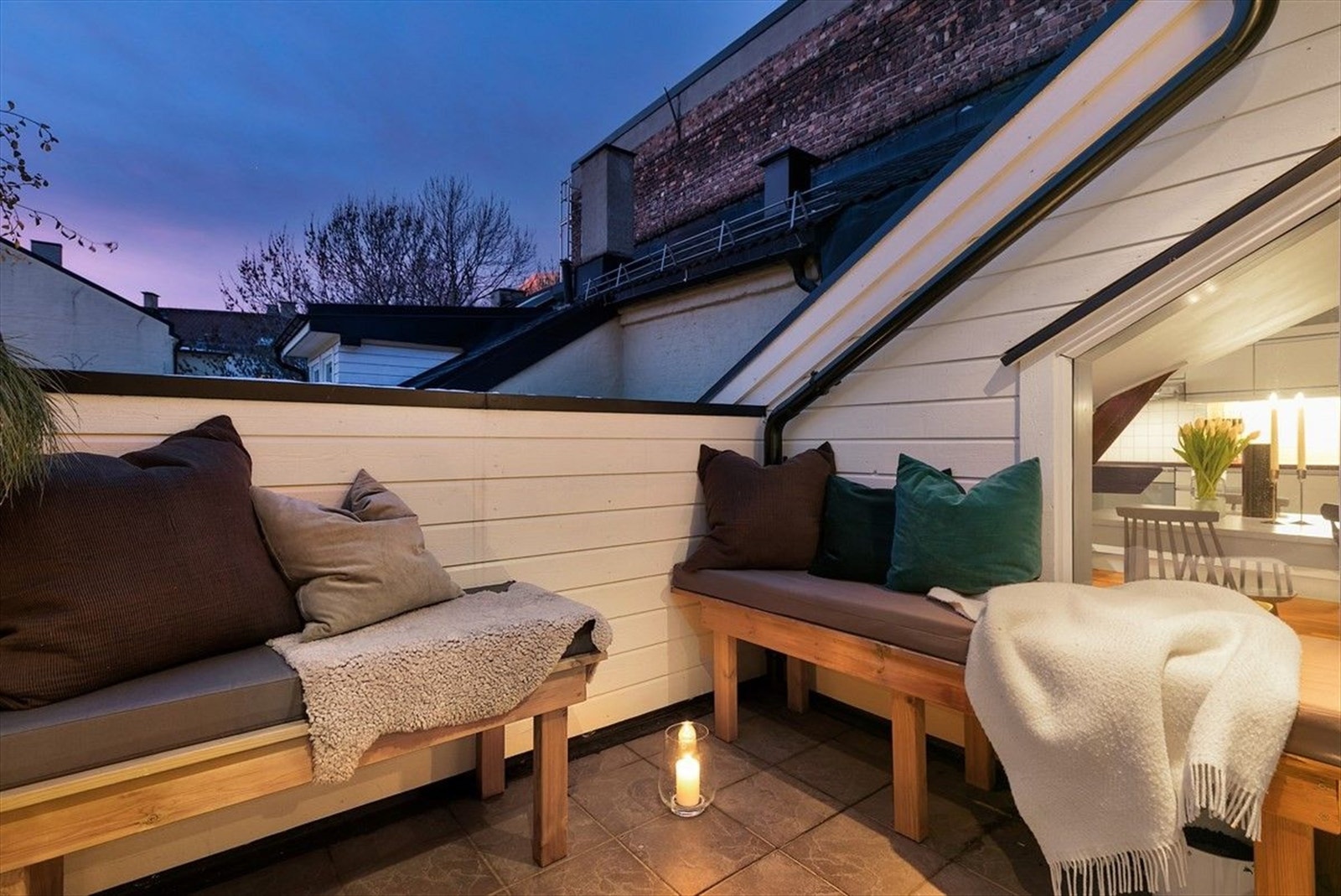Privat terrasse med flislagt gulv. Galleribilde