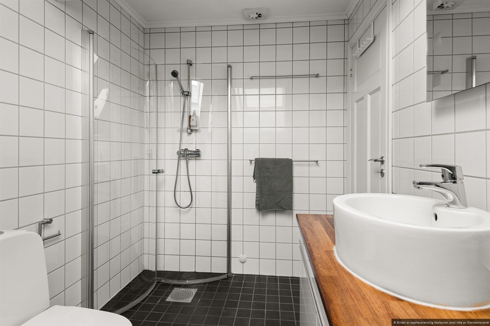 Badet fra en annen vinkel. Meget romslig og stort dusjhjørne i glass. Galleribilde