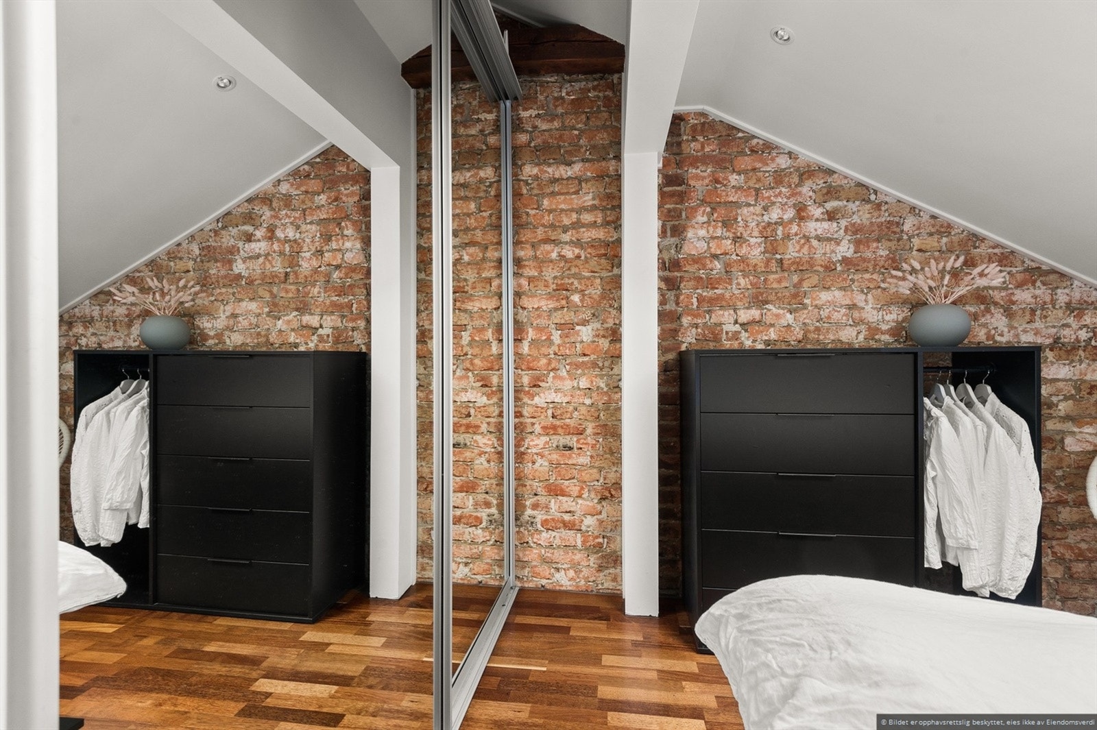 Hovedsoverommet fra en annen vinkel. Egen garderobe med speildører. Galleribilde