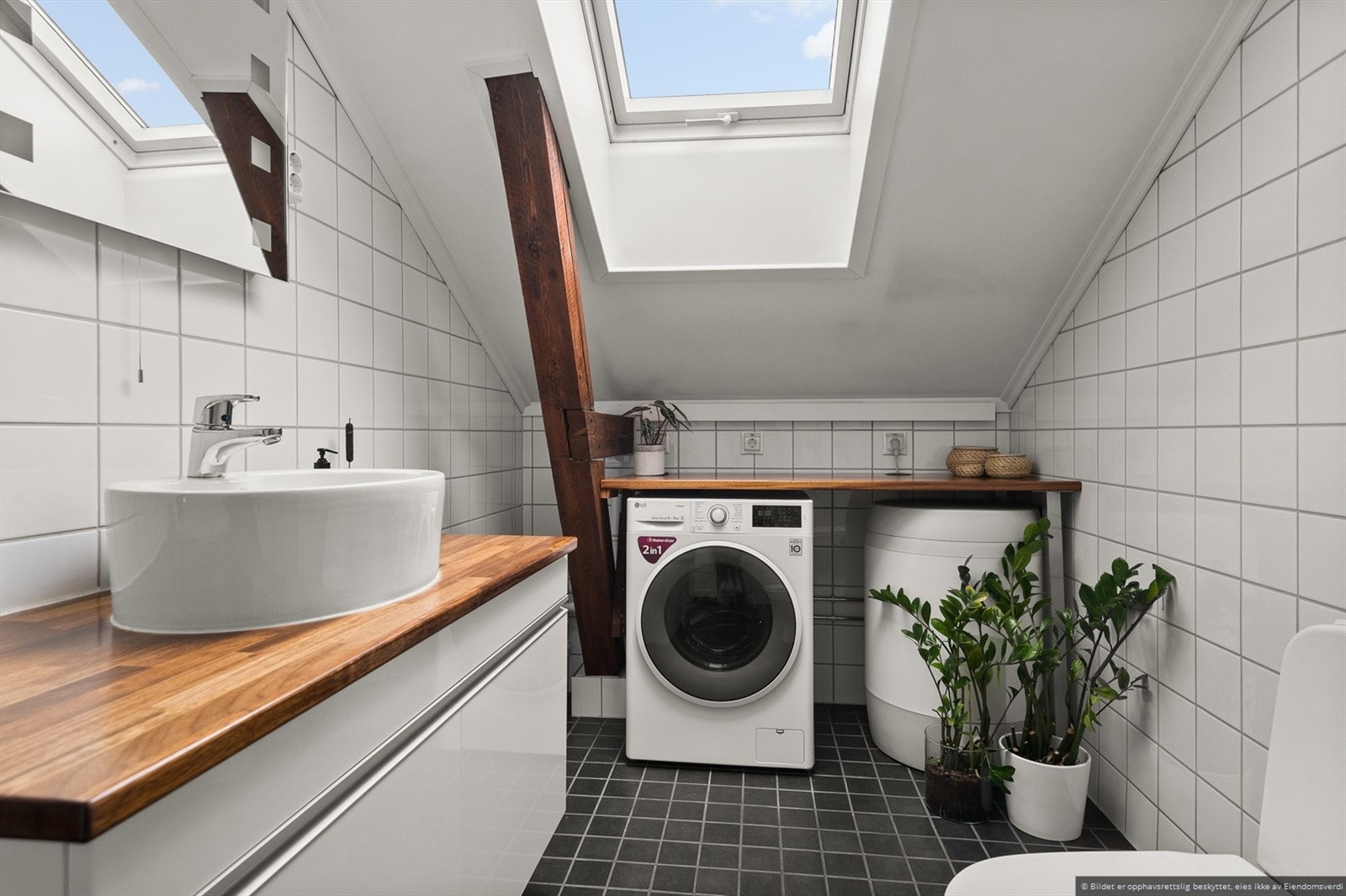 Pent flislagt bad med opplegg til vaskemaskin. Galleribilde