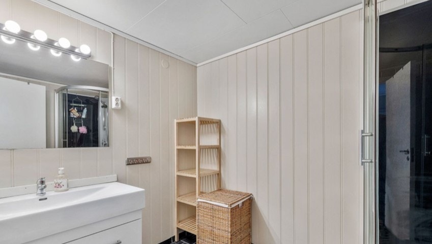 Bad innredet med servant og dusjkabinett Galleribilde