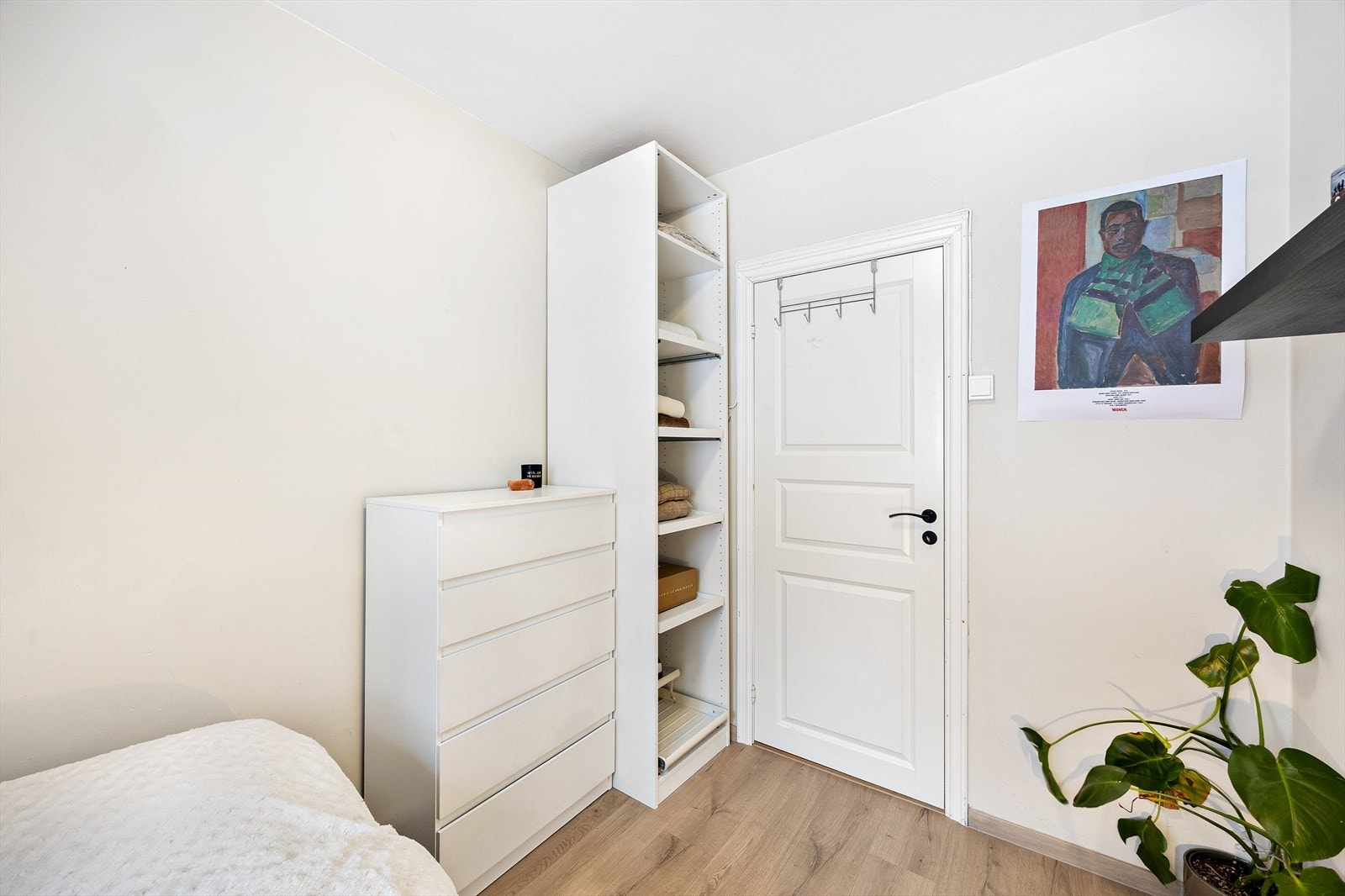 Det er god plass til både dobbeltseng, garderobeskap og nattbord Galleribilde