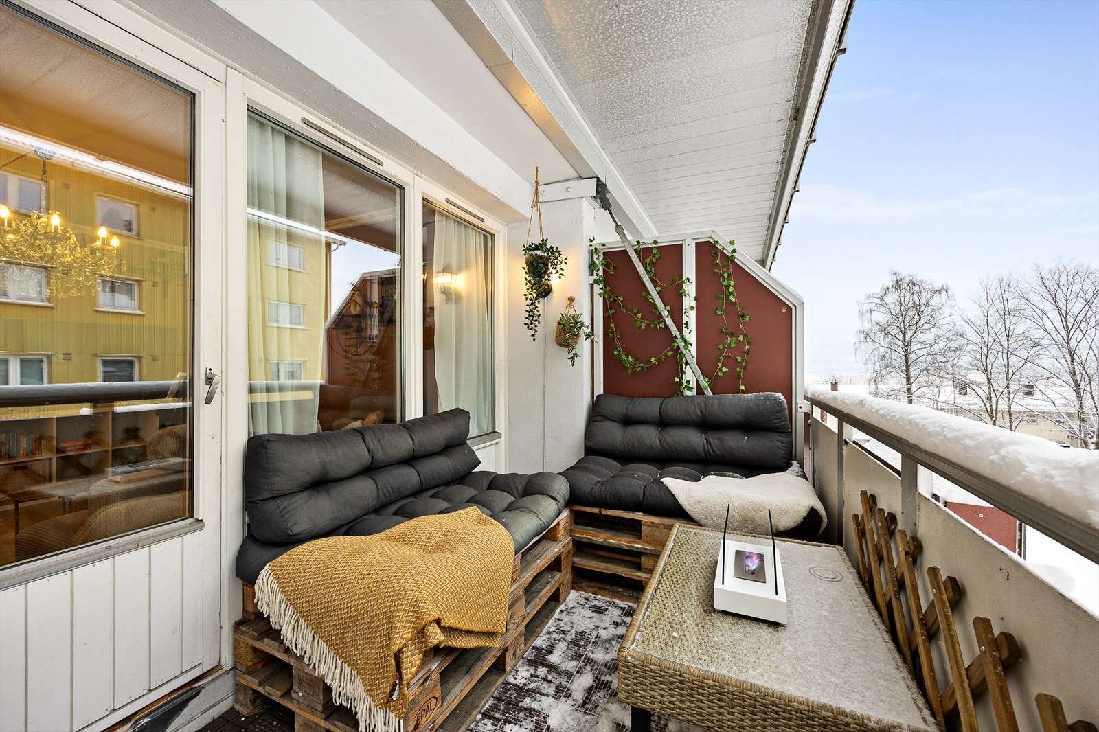 Romslig balkong på 8kvm, perfekt for avslapning og hyggelige stunder Galleribilde