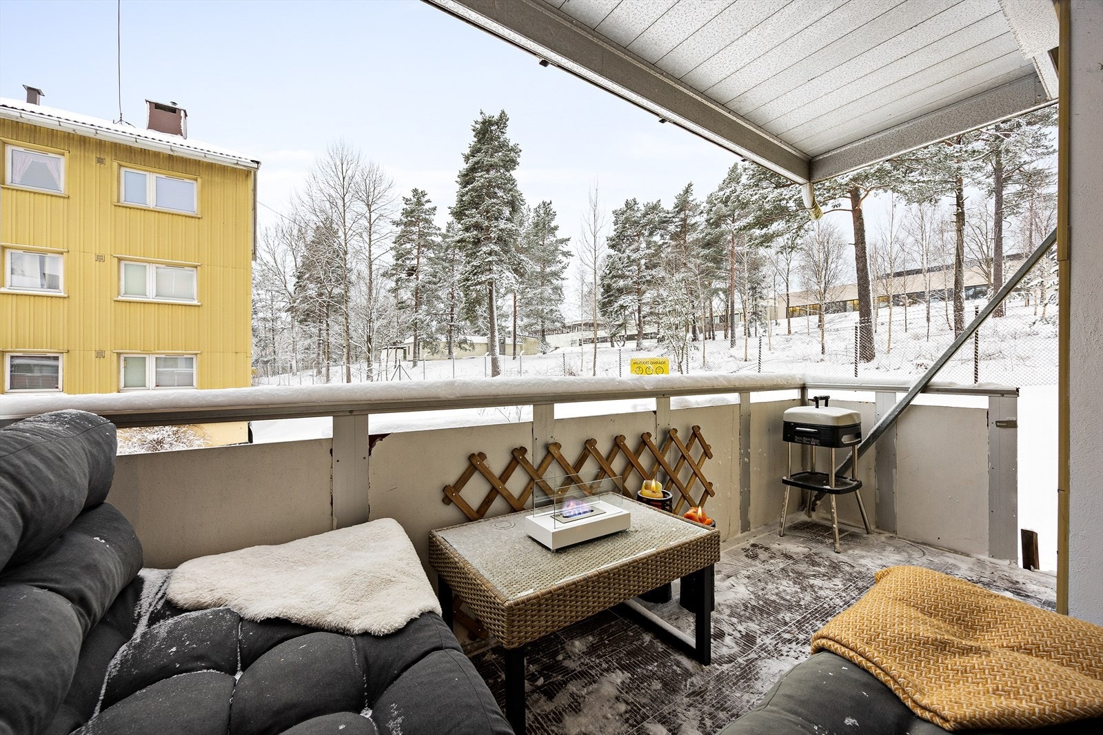 God plass til sittegrupper og grill. Det er også tilgang til fellesarealer med sitteplasser fra balkong Galleribilde