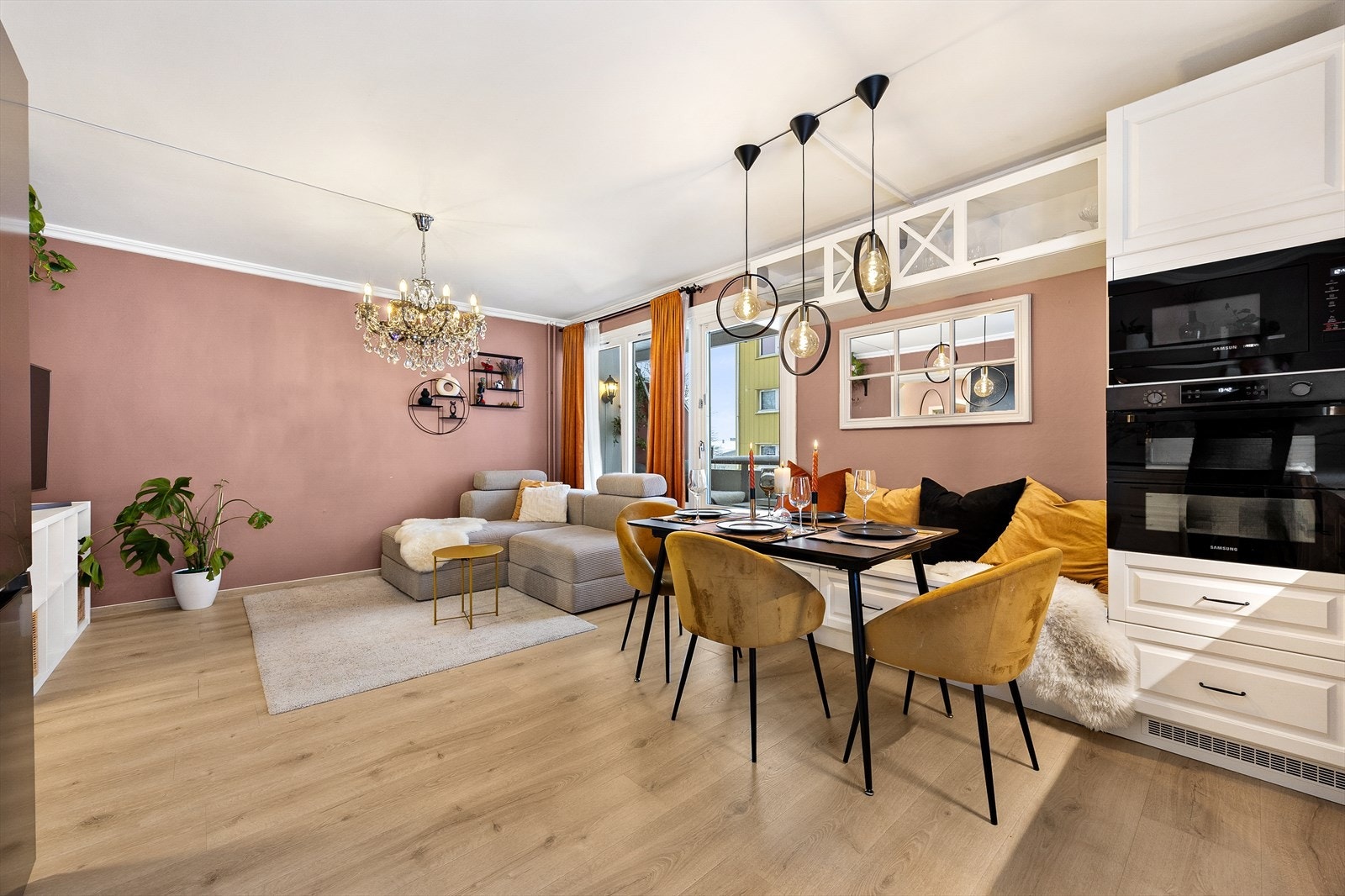 Flott stue som har sosial, åpen- og kjøkkenløsning med praktisk planløsning Galleribilde