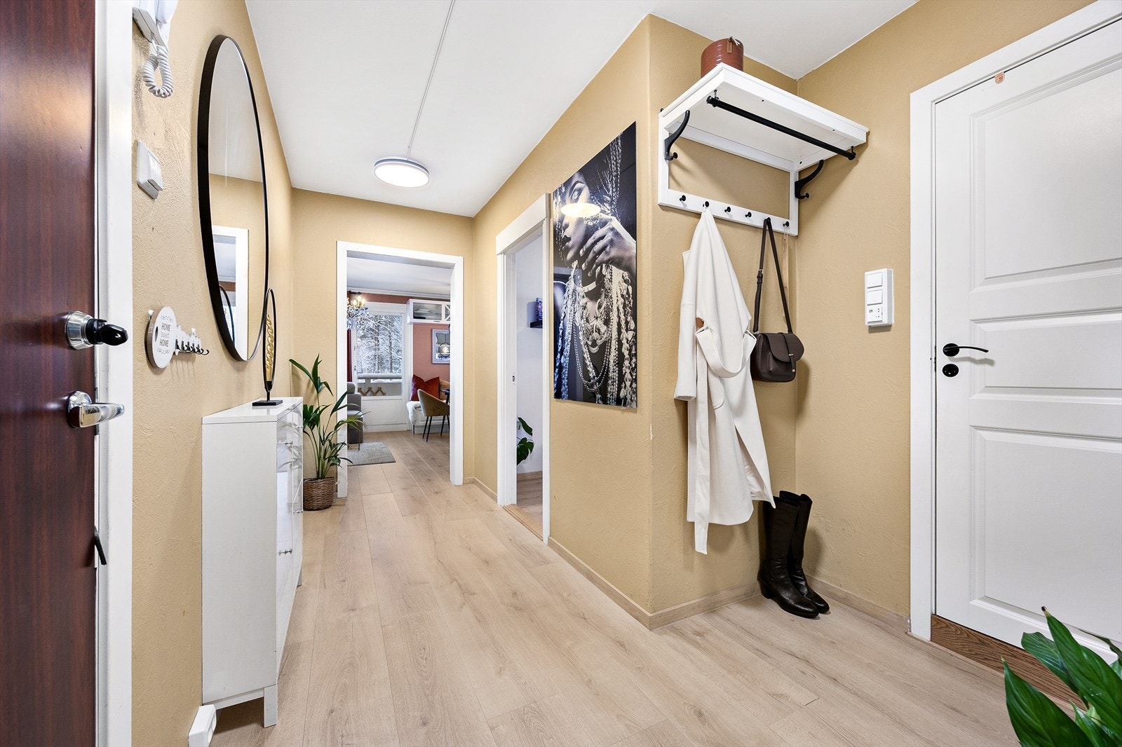 Romslig entré med rikelig plass til klesoppheng og oppbevaring Galleribilde