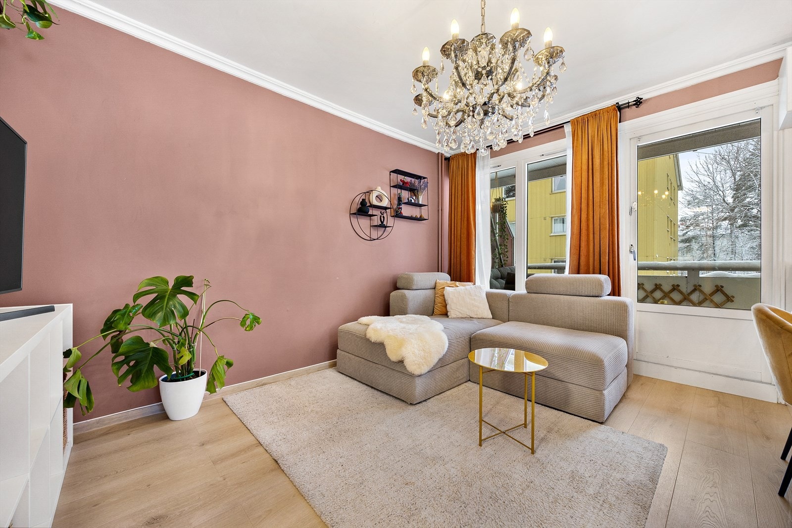 Stuen har fin utforming som gjør det enkelt å møblere etter egne behov Galleribilde