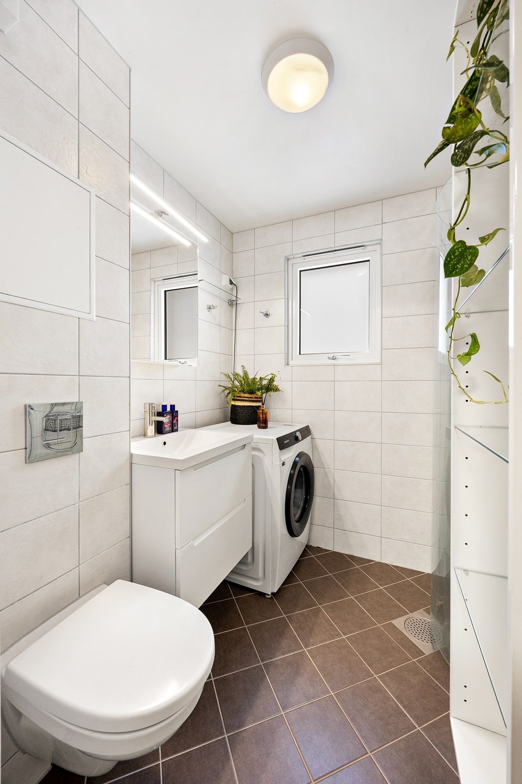 Bad fra 2019 med tidløs stil og varmekabler i gulv Galleribilde