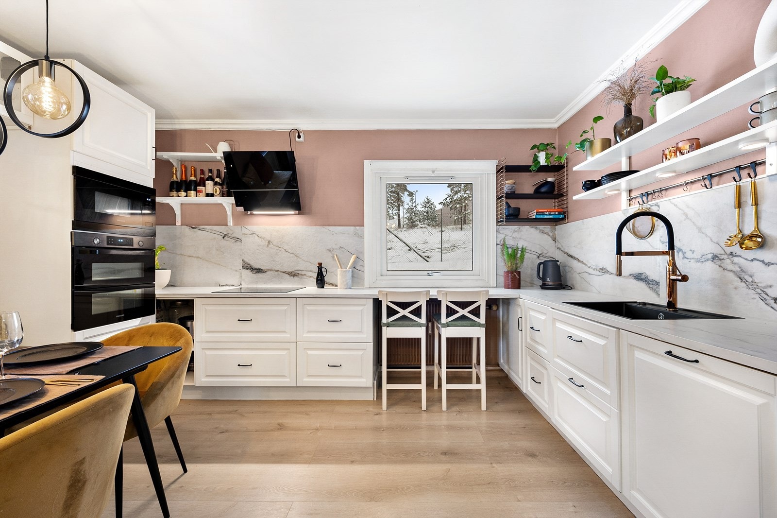 Kjøkkeninnredning med laminerte skrog og profilerte fronter og inneholdende laminat benkeplate med nedfelt oppvaskkum Galleribilde