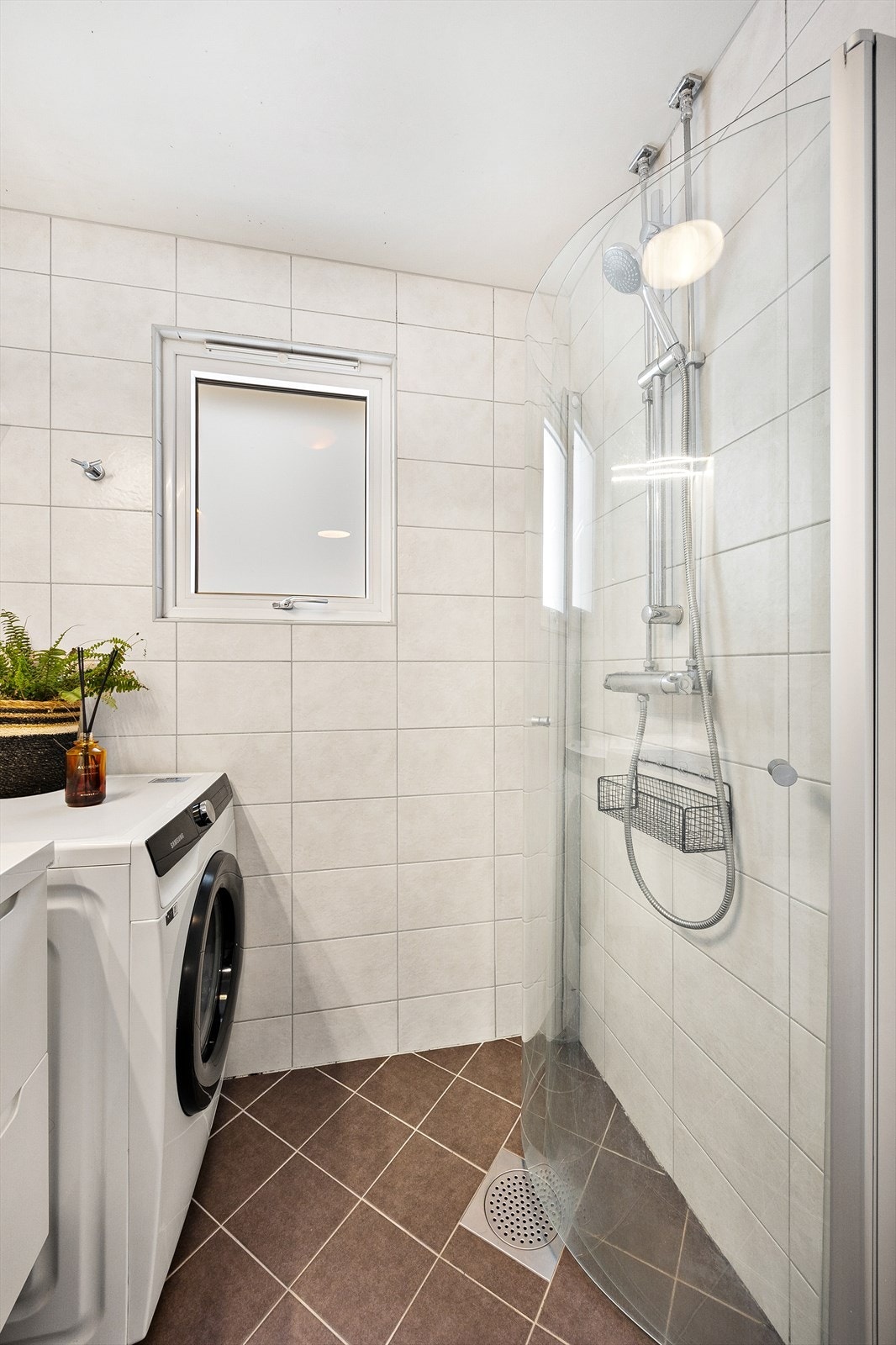 Smart dusjhjørne med fleksible glassdører i herdet glass som sparer plass Galleribilde