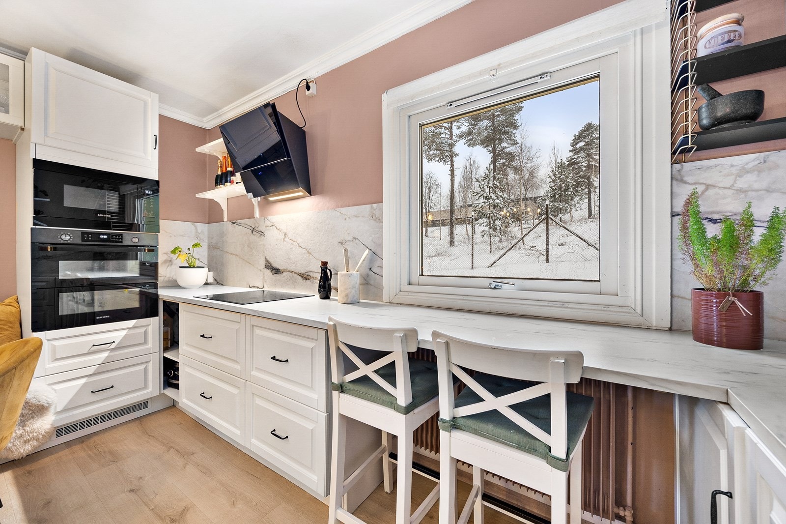 Av integrerte hvitevarer finner du platetopp, stekeovn, mikroovn og oppvaskmaskin. (Avsatt plass for kjøl-/fryseskap) Galleribilde