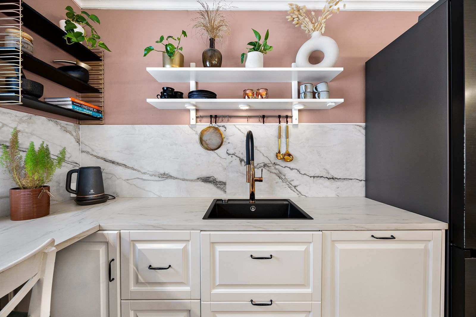 Kjøkkenet fremstår som moderne med stilrene detaljer - en perfekt kombinasjon av funksjonalitet og estetikk Galleribilde