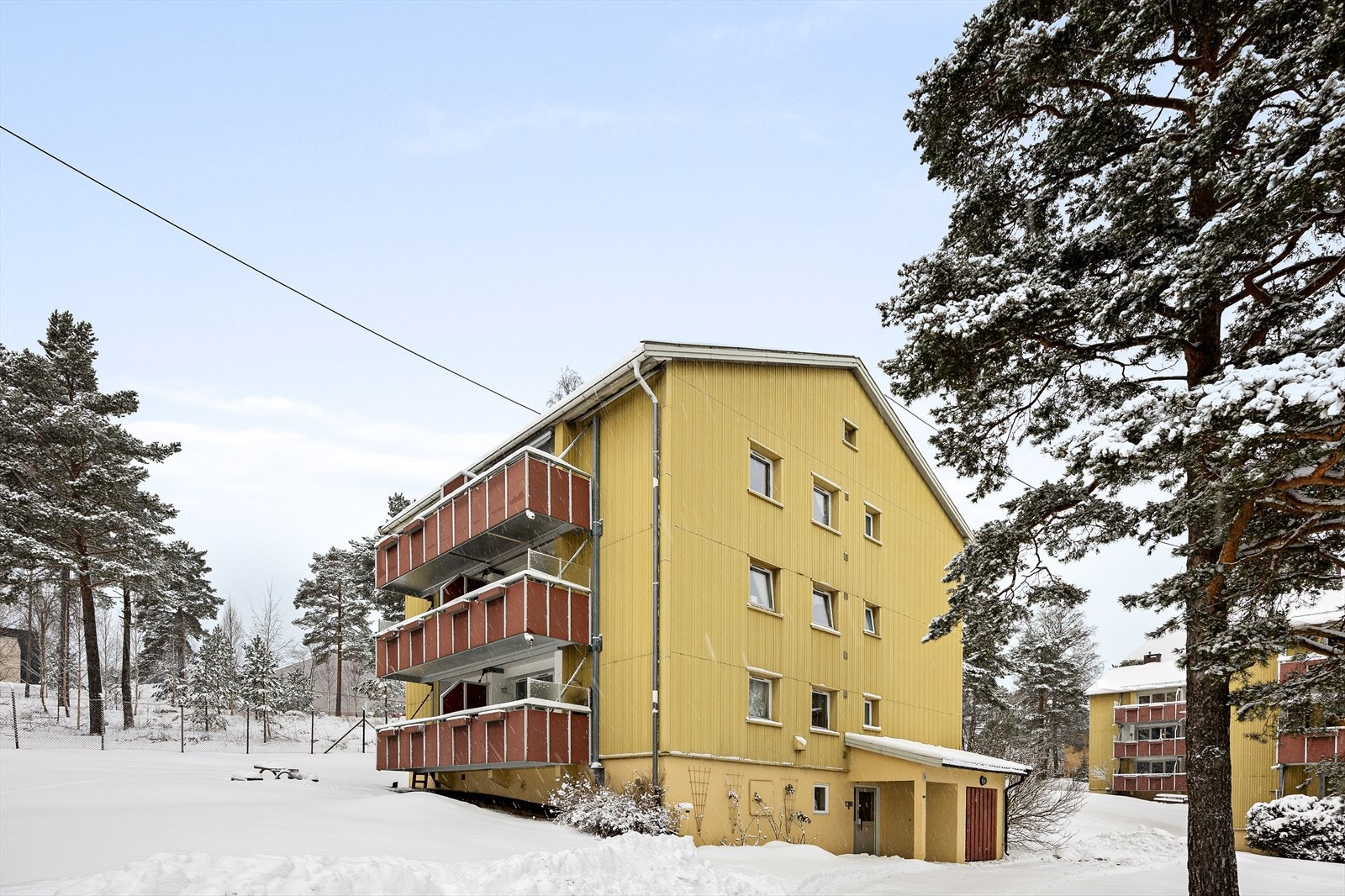 Området har god offentlig kommunikasjon med senter i nærheten, servicebutikker, skoler og barnehager Galleribilde