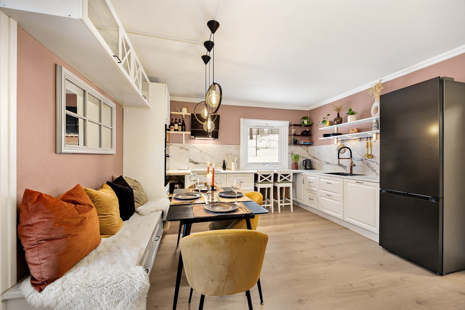 Det er flere ulike soner for sittegrupper i rommet Galleribilde