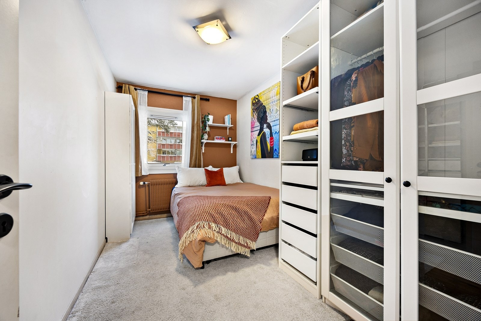 Soverom 2 er av god størrelse med god plass til dobbeltseng og garderobeskap Galleribilde