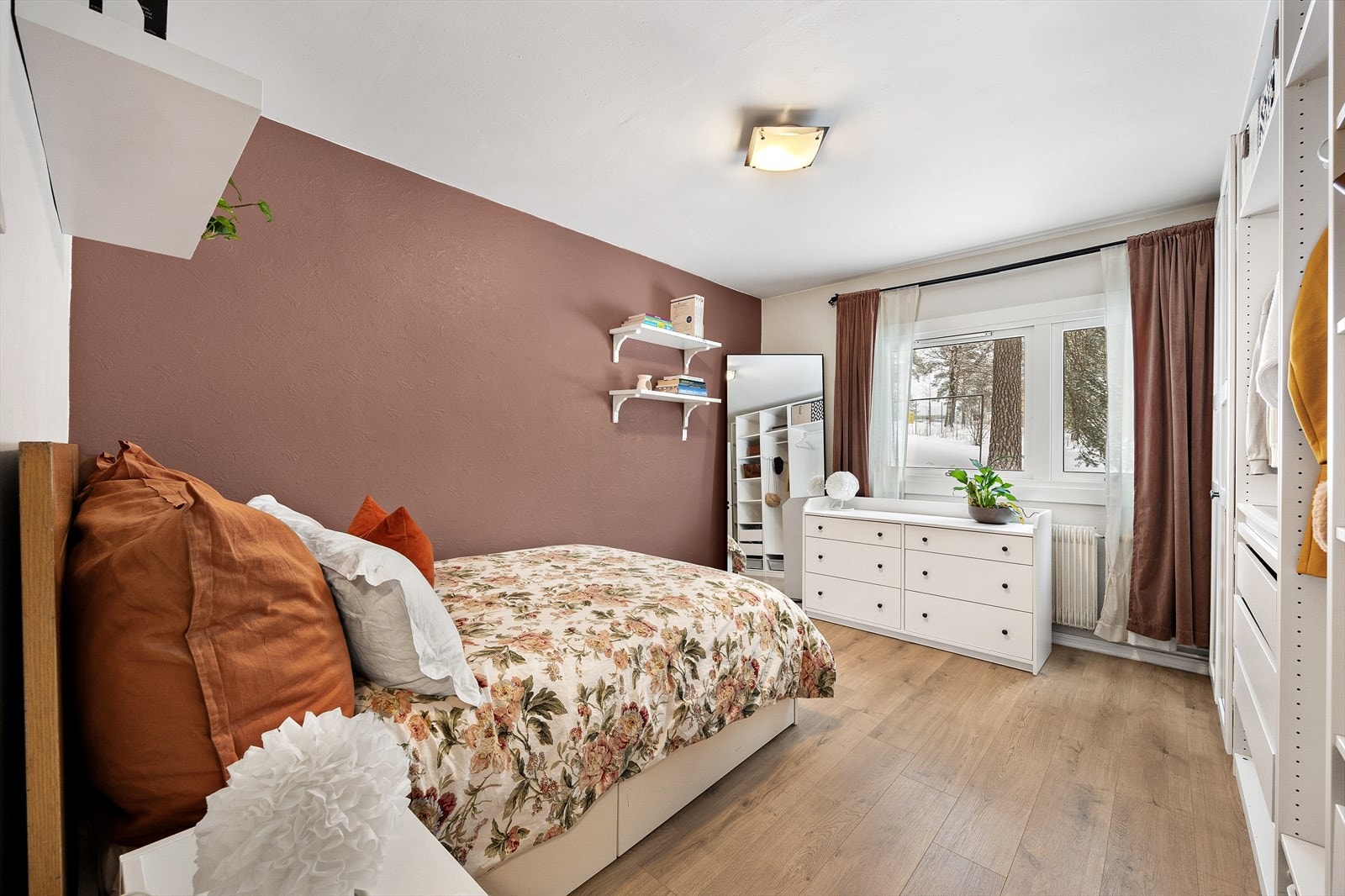 Hovedsoverom er stilfullt og romslig med god plass til både møblering og personlig innredning Galleribilde