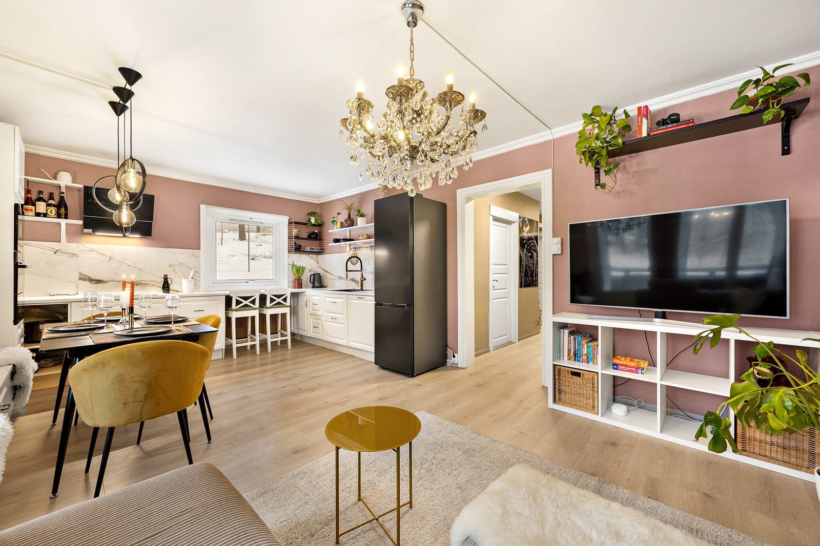 Når du har en åpen kjøkkenløsning er det veldig fint at kjøkkenet er moderne Galleribilde