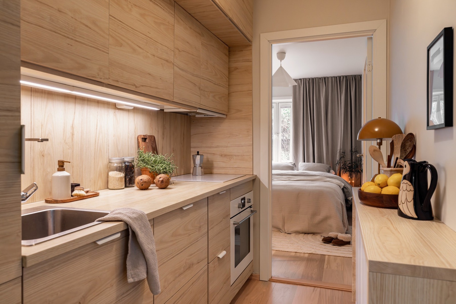 Integrerte hvitevarer som platetopp, komfyr, oppvaskmaskin og kjøl/frys medfølger ved salg. Galleribilde