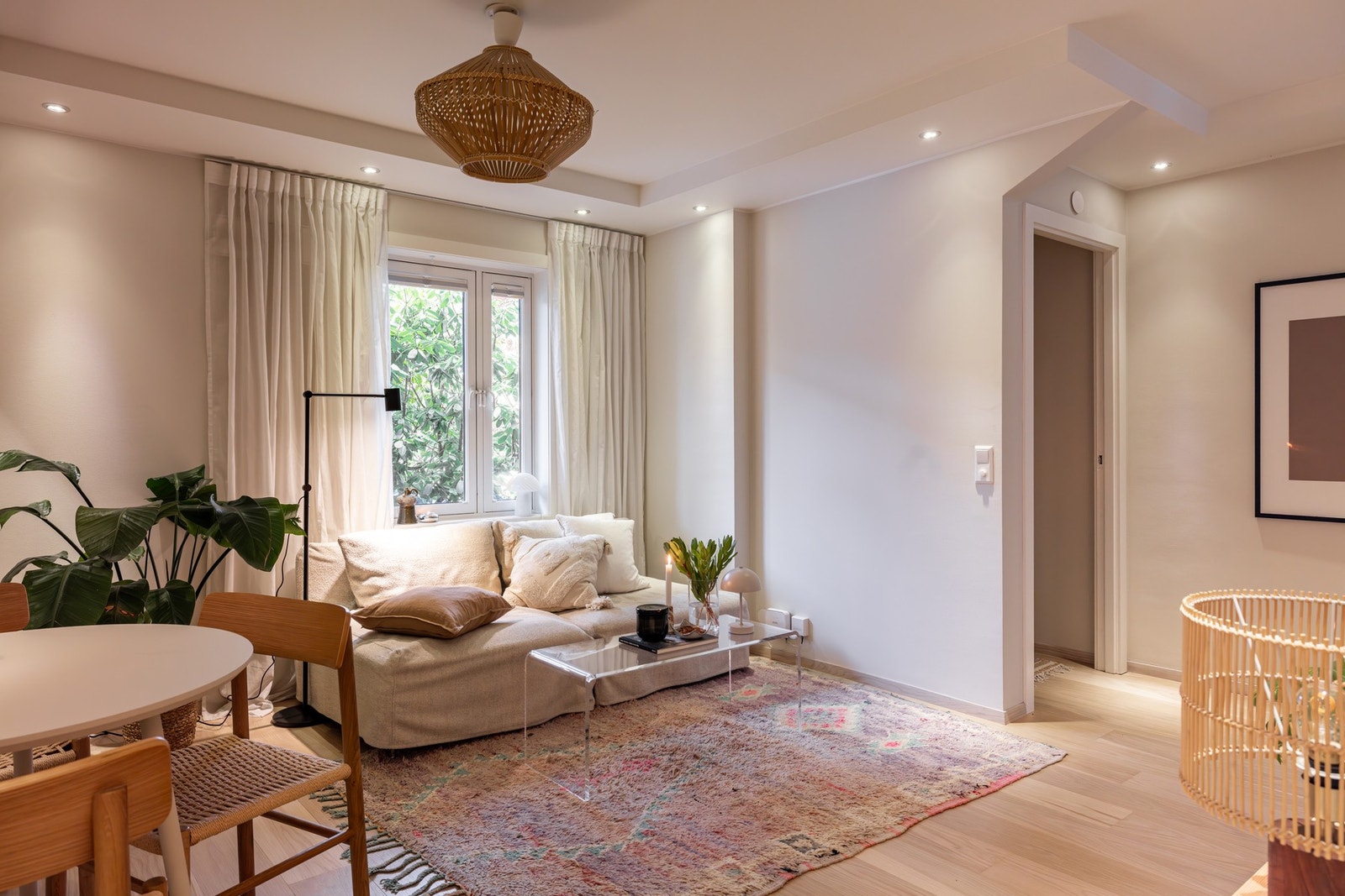 Oppholdsrommet er av fin størrelse med plass til sofagruppe, salongbord og tv-benk. Galleribilde