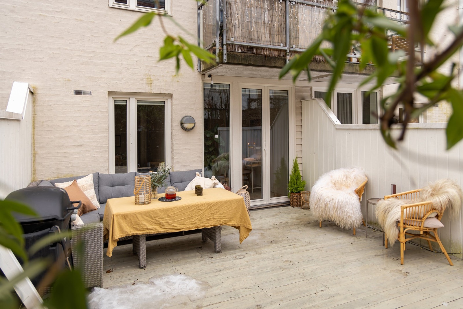 God plass til loungemøblement, solsenger og spisebord. Flytt middagen ut hit og benytt grillen til å lage dagens middag. Galleribilde