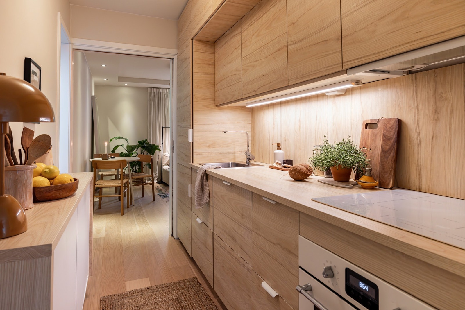 Kjøkkenet er delvis adskilt via skyvedør hvor du kan trekke deg tilbake for å lage dagens måltider i fred og ro. Galleribilde