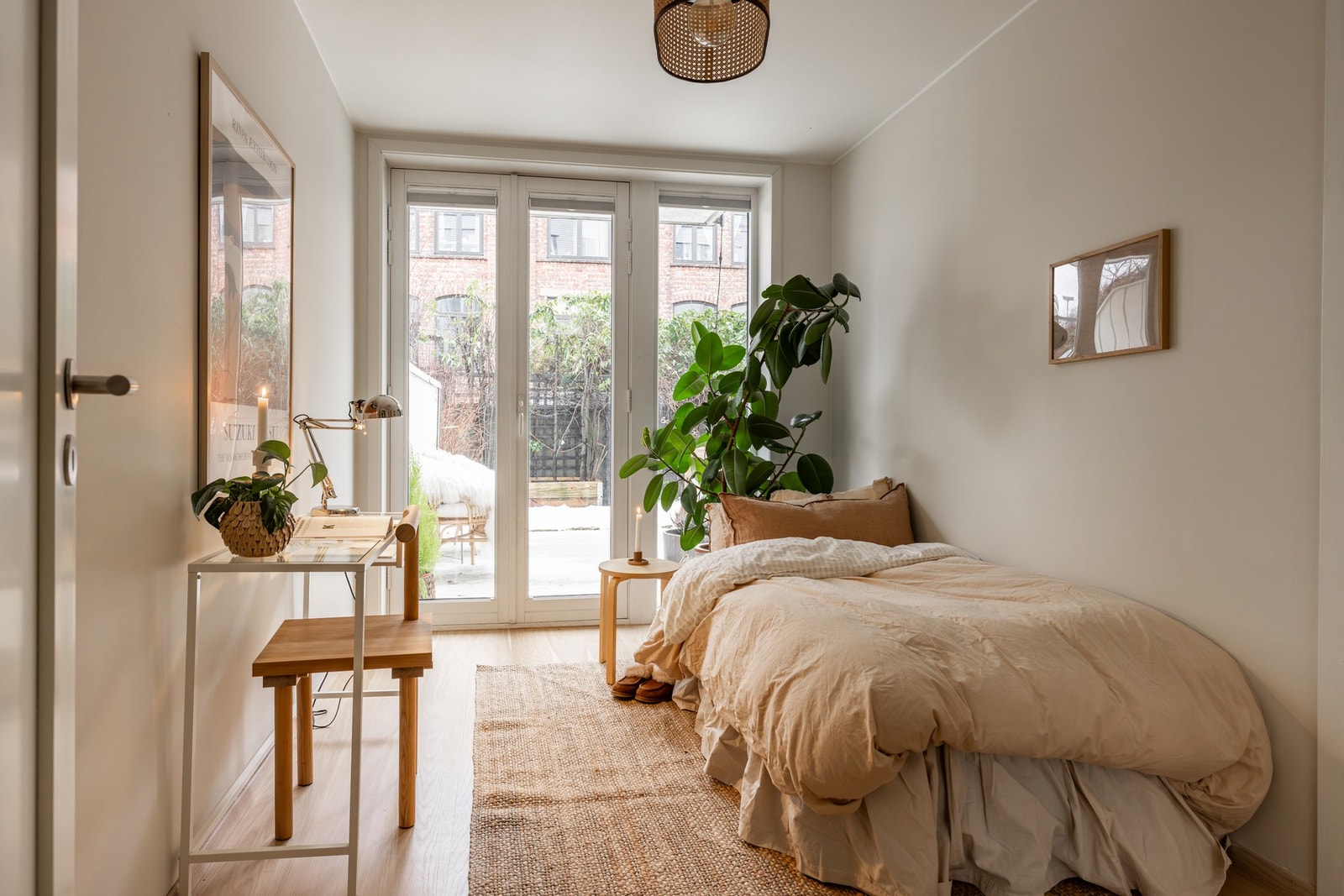 Her er rommet blitt innredet som soverom, rommet har fin plass til seng og oppbevaringsmøblement. Galleribilde