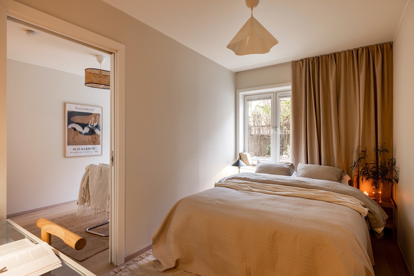 Boligen har i alt to soverom, begge vendt mot egen uteplass. Her er alt lagt til rette for en god natt søvn. Galleribilde