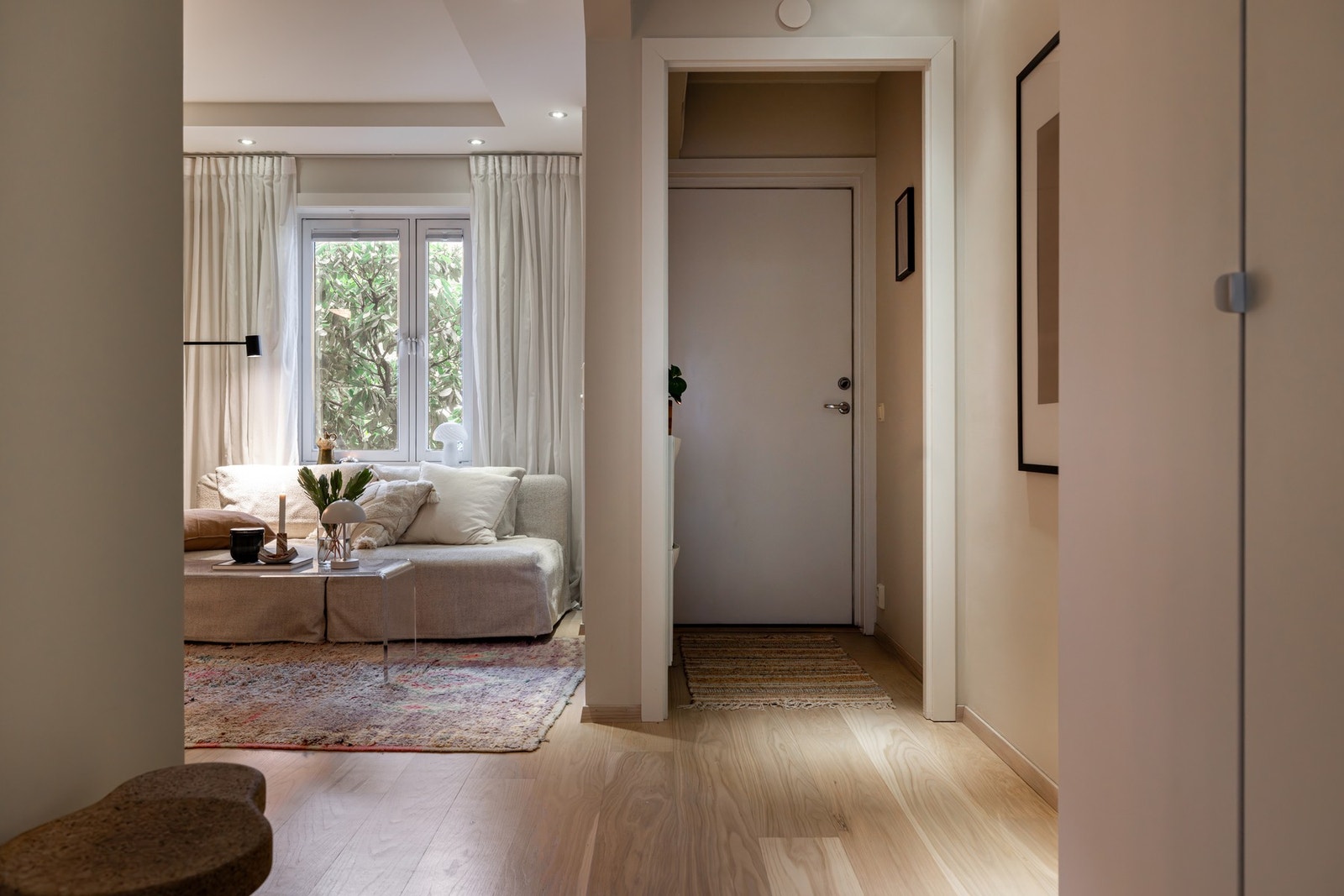 Gangen har en fin garderobeløsning som er fin for yttertøy og sko. Galleribilde