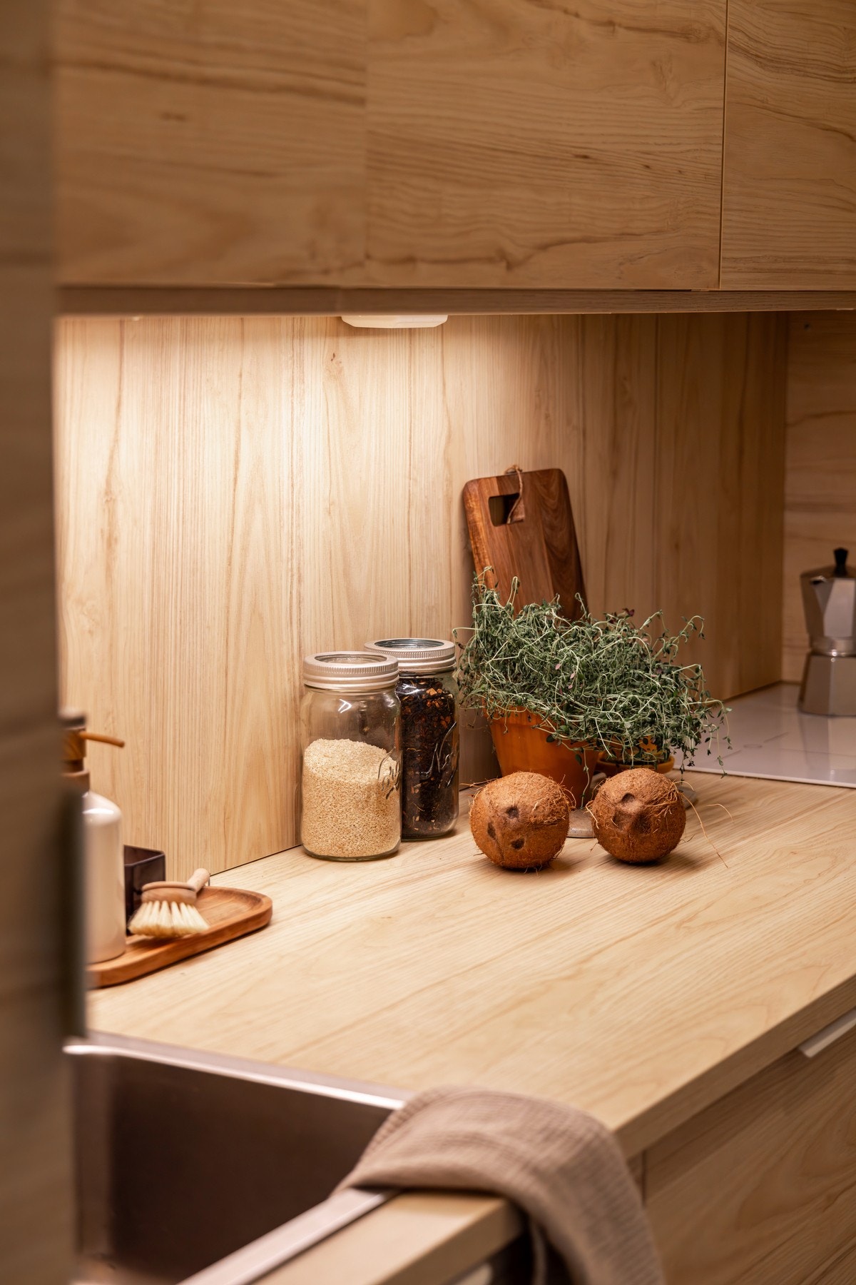 IKEA-kjøkkenet er nytt i 2017 og har godt med skap- og benkeplass. Galleribilde