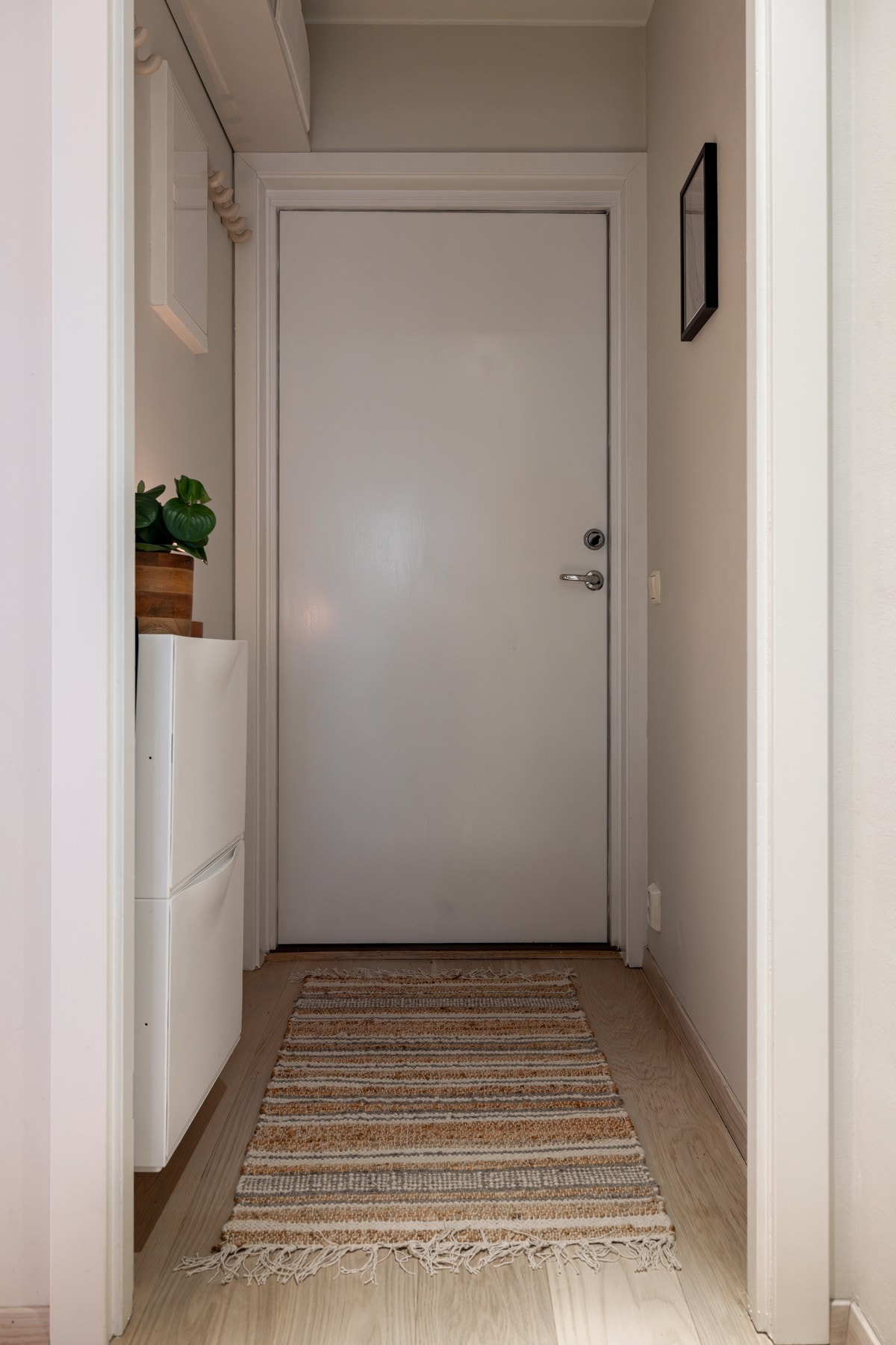 Entréen har plass til knaggrekker og skostativ - velkommen inn! Galleribilde