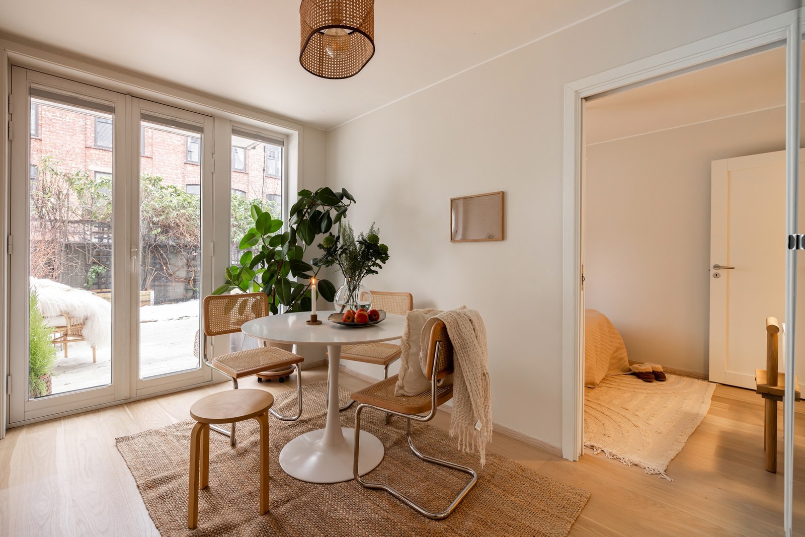 Vegg-i-vegg ligger det andre rommet som har inngang fra gangen og skyvedør fra det andre soverommet. Galleribilde