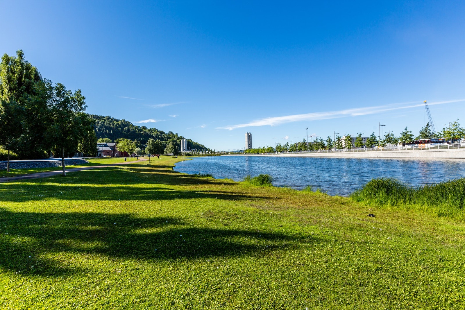 En rekke parker og fine rekreasjonsområder ligger i området, blant annet Middelalderparken med vannspeil. Galleribilde
