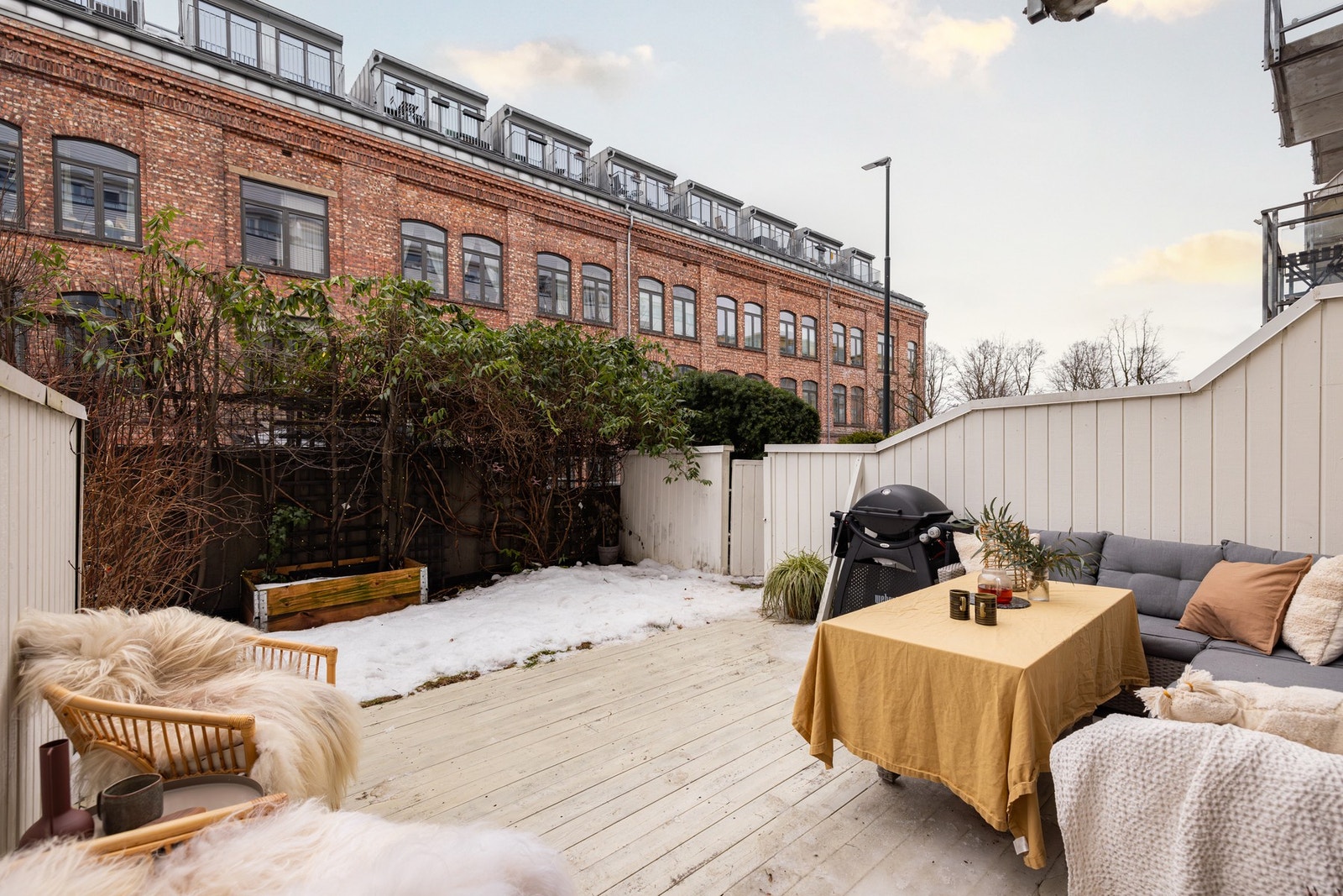 Uteplassen er på 30 kvm og ligger skjermet til med levegger og busker. Her får du en liten oase midt i byen! Galleribilde