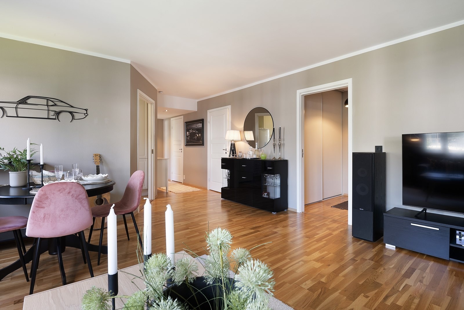 Romslig stue med plass til både sofa og spisebord. Galleribilde