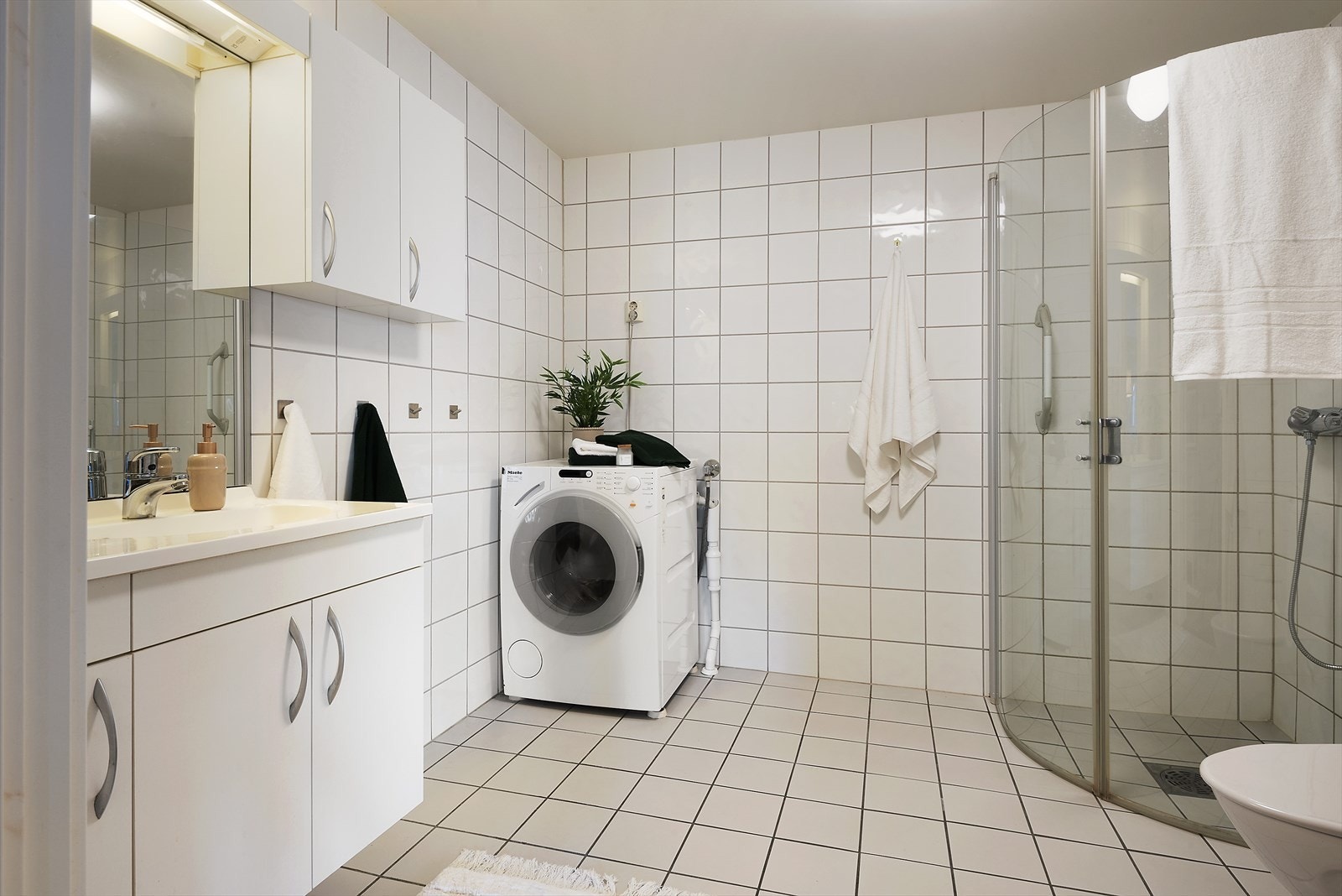 Bad med opplegg for vaskemaskin. Galleribilde