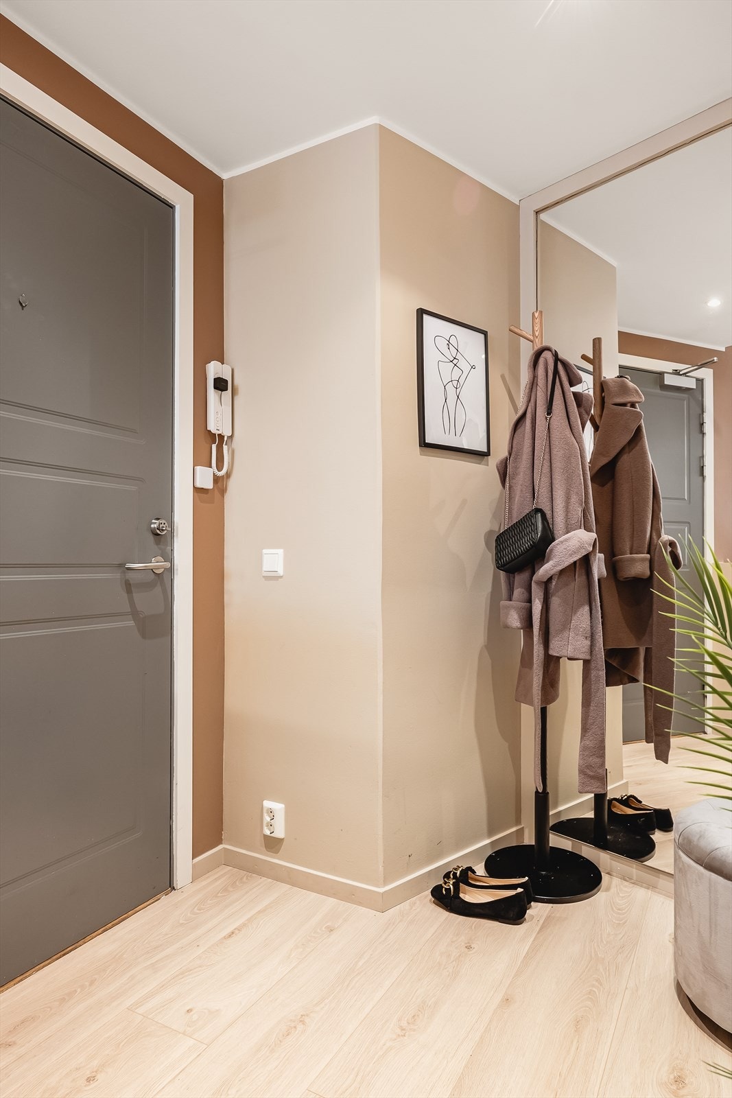 Du møtes av en romslig entrè med god plass til oppbevaring av yttertøy og sko. Galleribilde