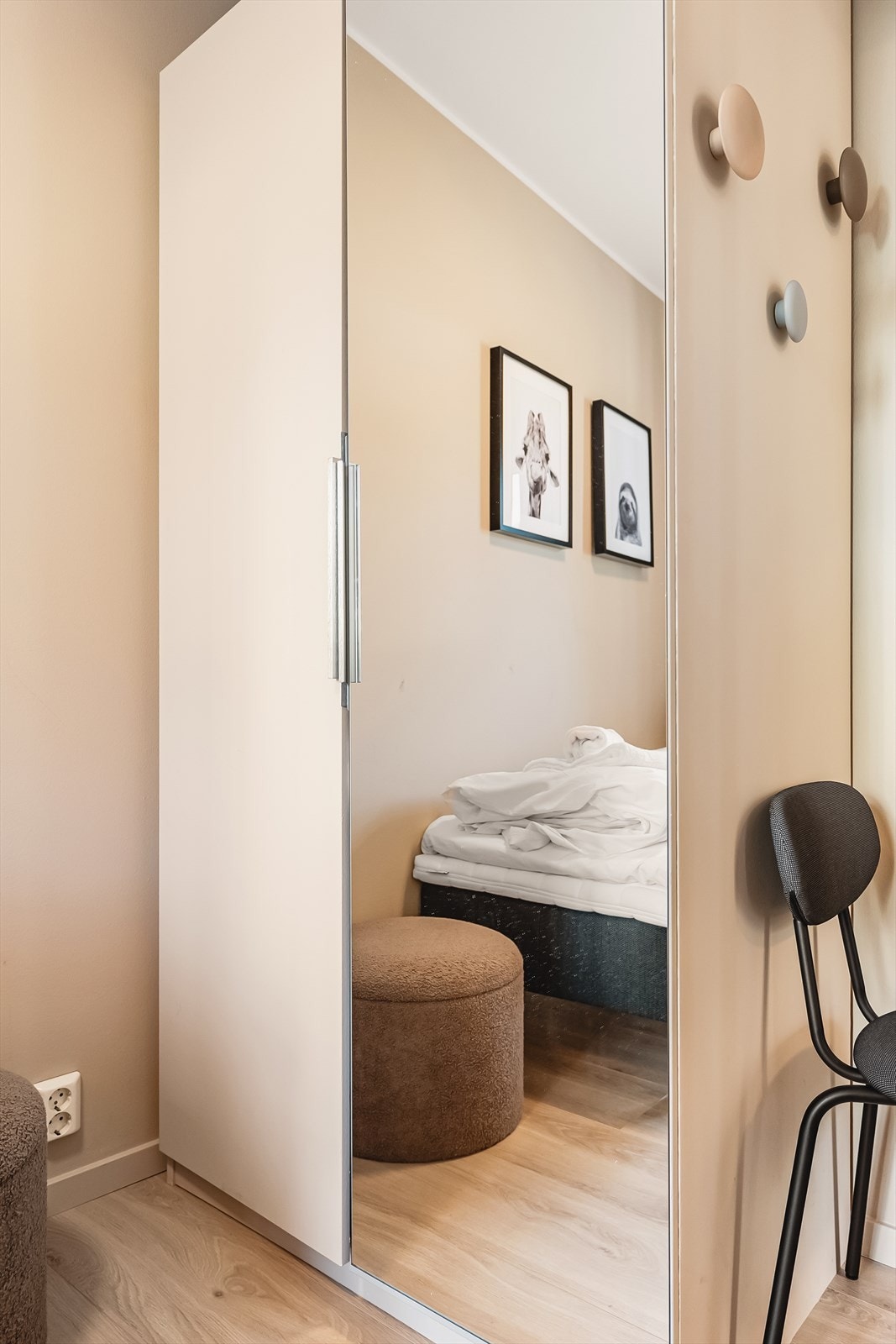 Dette soverommet er også utstyrt med garderobeskap. Galleribilde