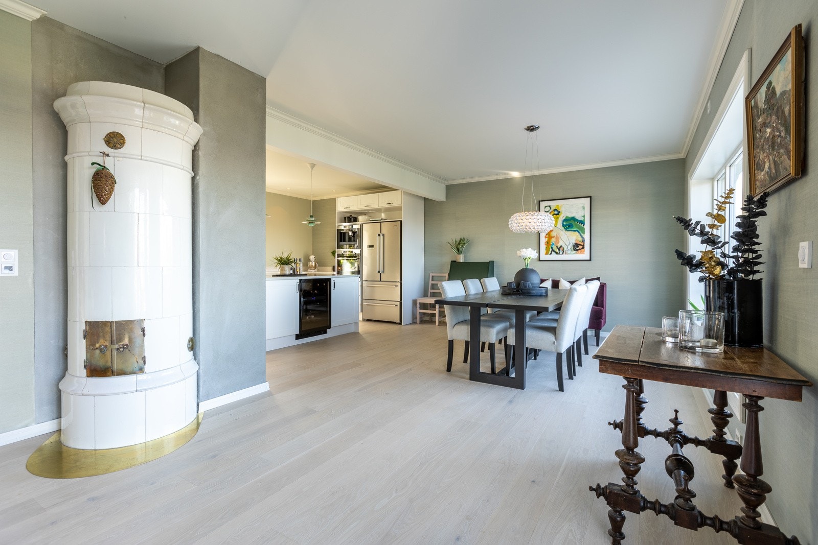 Oppvarming via gulvvarme i hele 1.etasje, samt på begge bad. I tillegg finnes vedovn på stue og luft til luft varmepumpe. Galleribilde