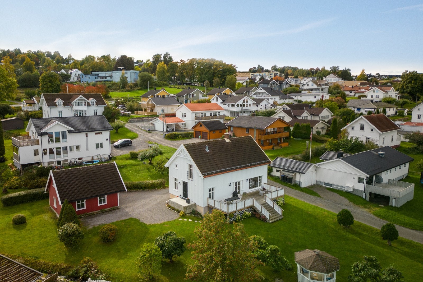 Attraktiv beliggenhet på Kapp med gangavstand til skole, barnehage, dagligvare og ellers alt du trenger i hverdagen. Galleribilde