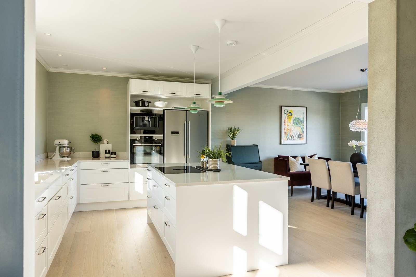 Kjøkkenet har lys innredning med profilerte fronter, samt benkeplate i stein. Galleribilde