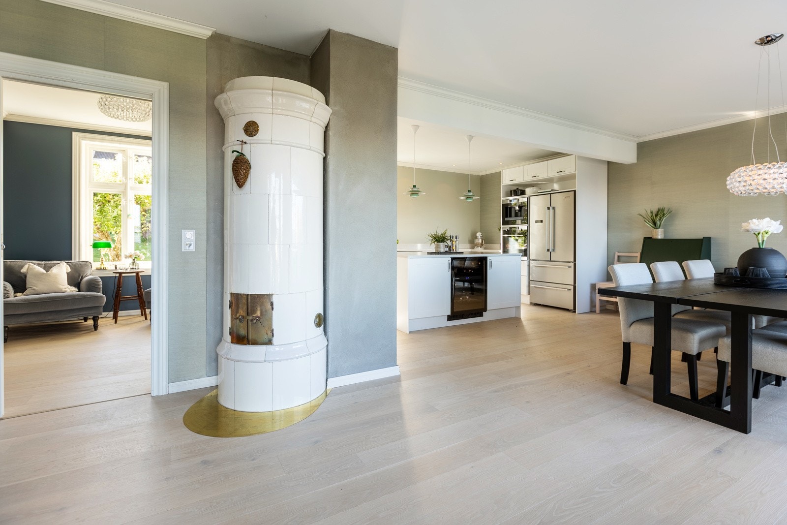 I tilknytning til kjøkkenet er det god plass til spisestue. Galleribilde