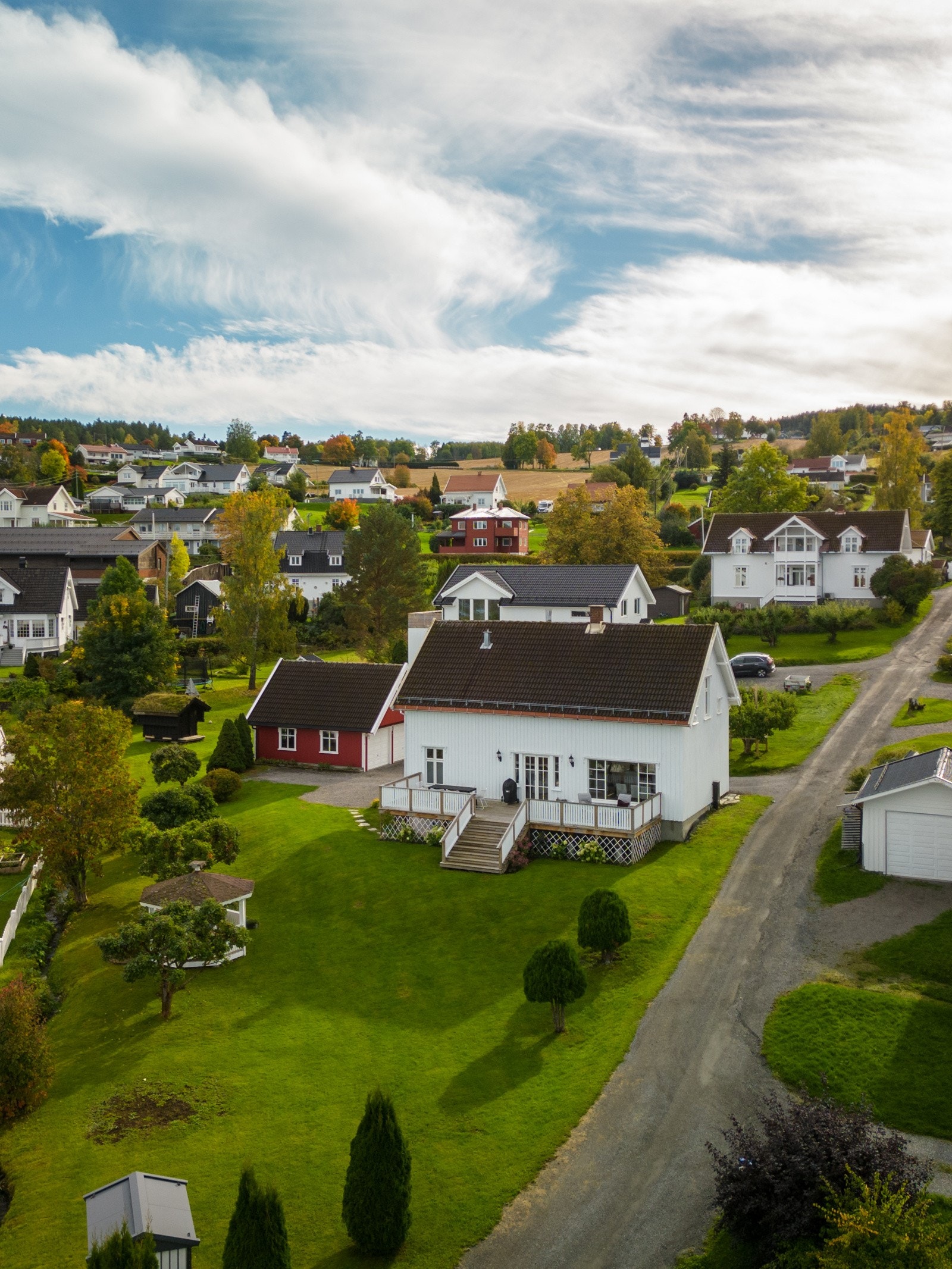 Eiendommen har også optimale solforhold, slik at du kan nyte lange dager med sollys inn i stuen og på uteplassene. Galleribilde
