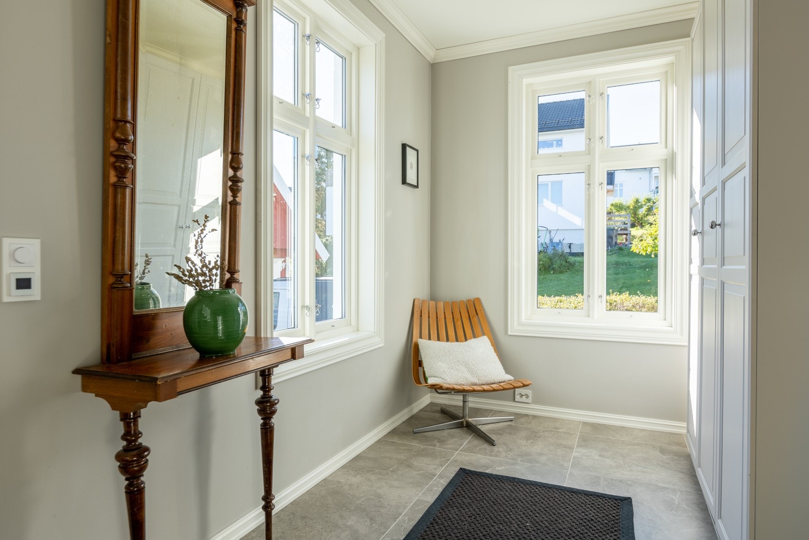 Entre med god plass til oppbevaring av klær og sko. Galleribilde