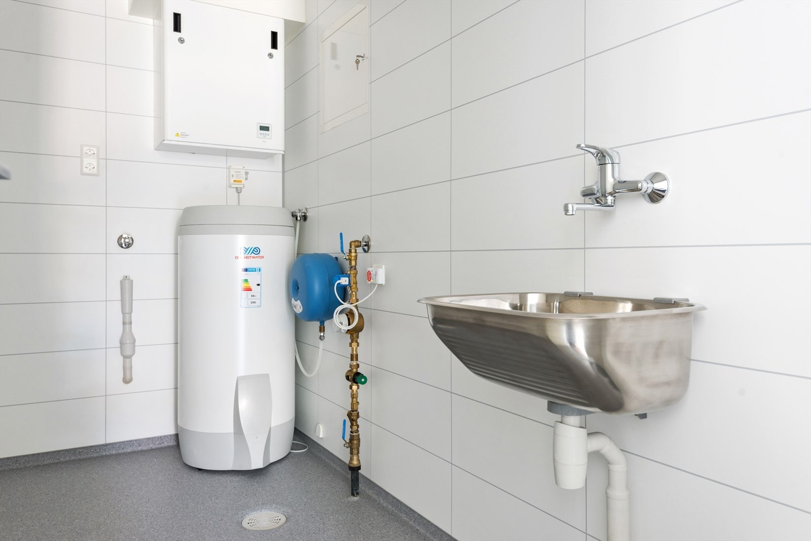 Bustadane har eit stort og godt vaskerom med opplegg for vaskemaskin og tørketrommel. Vaskerommet er også eit teknisk rom, slik at både varmtvannsbereder og aggregat for balansert ventilasjonssystem med varmegjennvinning er plassert her. Bilete frå 14B. Galleribilde