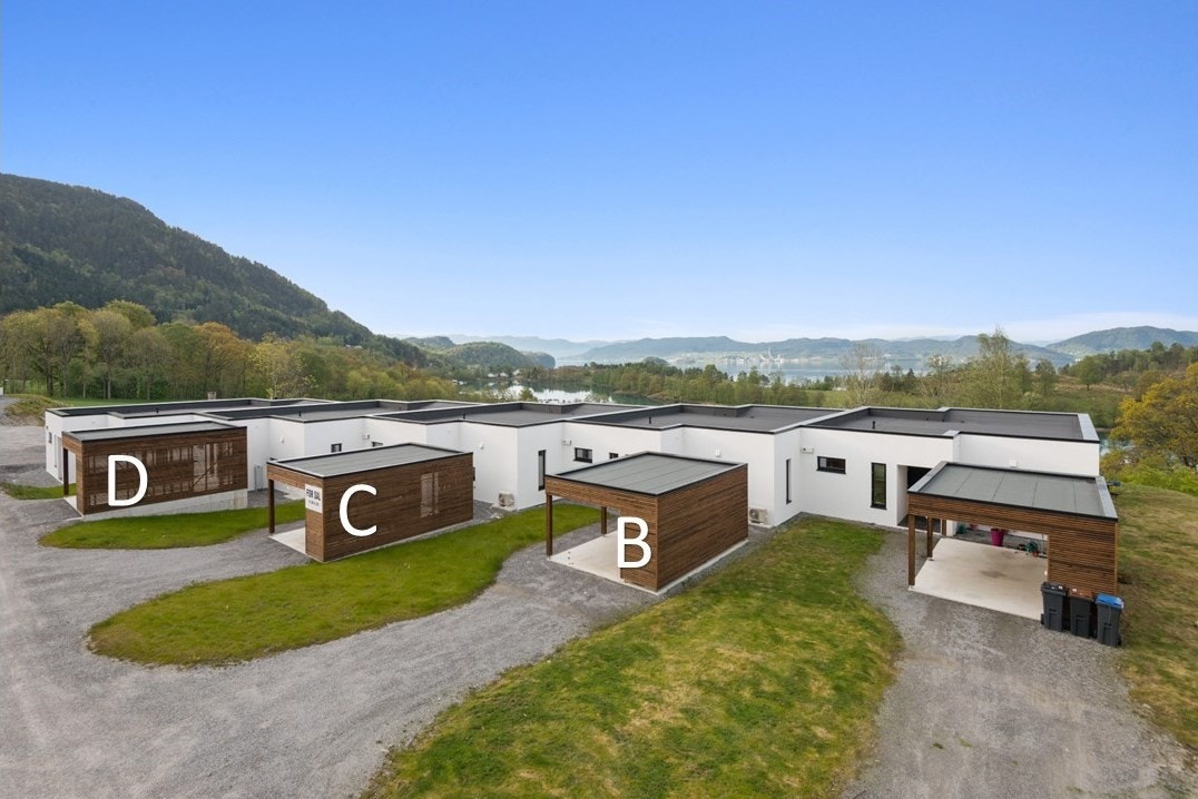 Det er 5 bustader i rekke, 14A og 14E er selt. Galleribilde