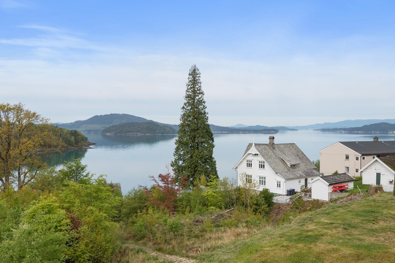 Utsikta frå bustadane er storslått utover sjøen, Valøyo og nærområdet. Galleribilde