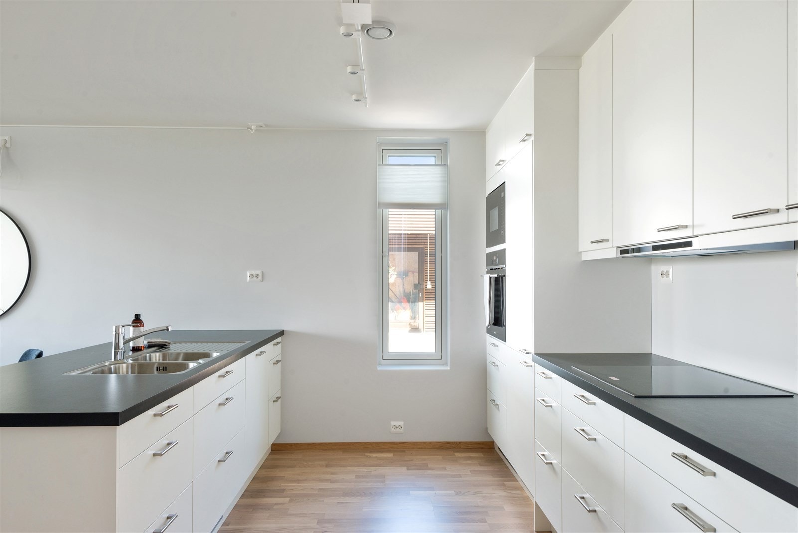 Det er ei kjøkenøy som deler av rommet og gir ein god rominndeling, samt at det er plass til sitteplass ved kjøkenøya. Bilete frå 14B. Galleribilde