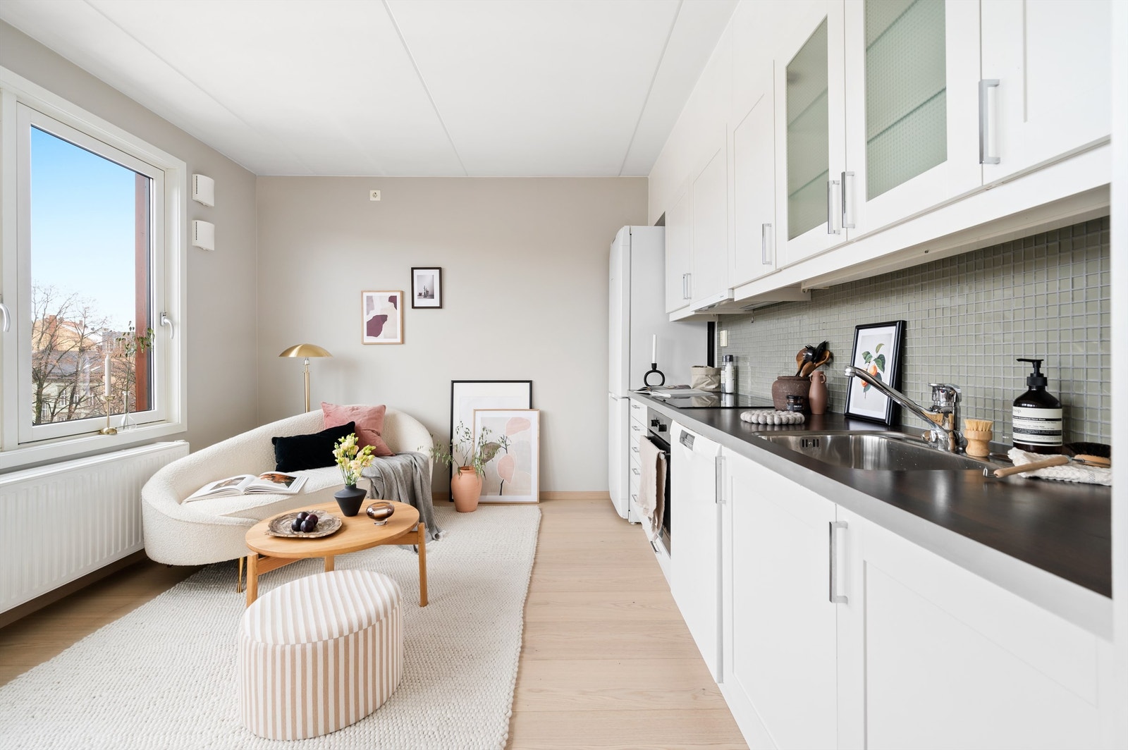 Tidløst og moderne Sigdal kjøkken i åpen og sosial løsning med stuen. Praktisk innredet med rikelig med skap- og benkeplass. Hvitevarer medfølger. Galleribilde